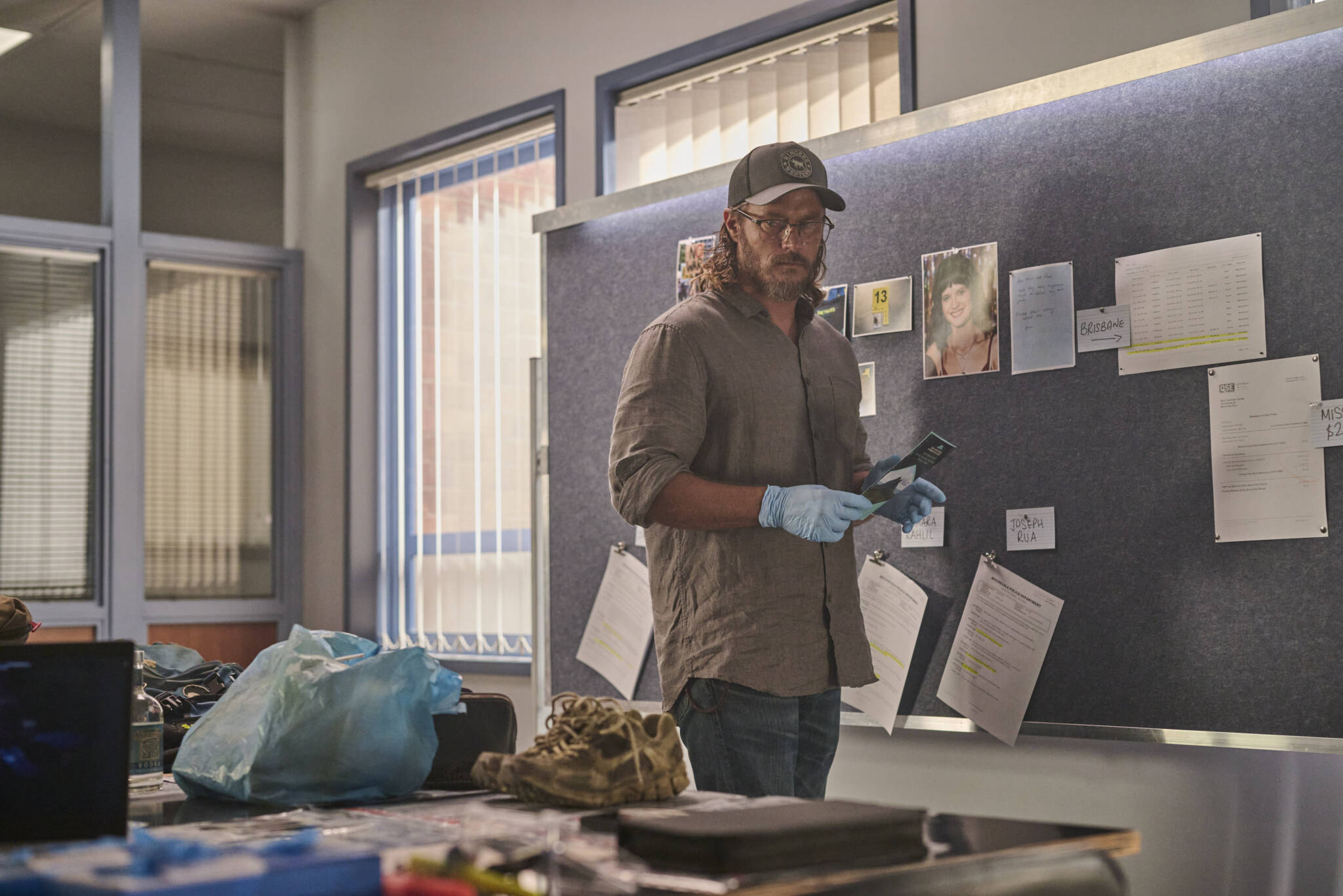 210324_BS_S2_EP01_KSKENNAR_0702_Cormack (Travis Fimmel) in police station