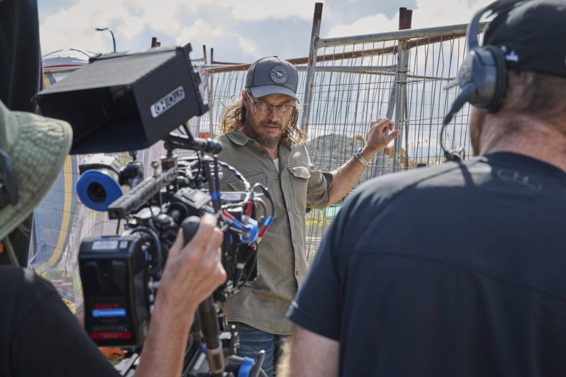 080324_BS_S2_EP02_KSKENNAR_1104_Travis Fimmel (Cormack), camera crew at construction site