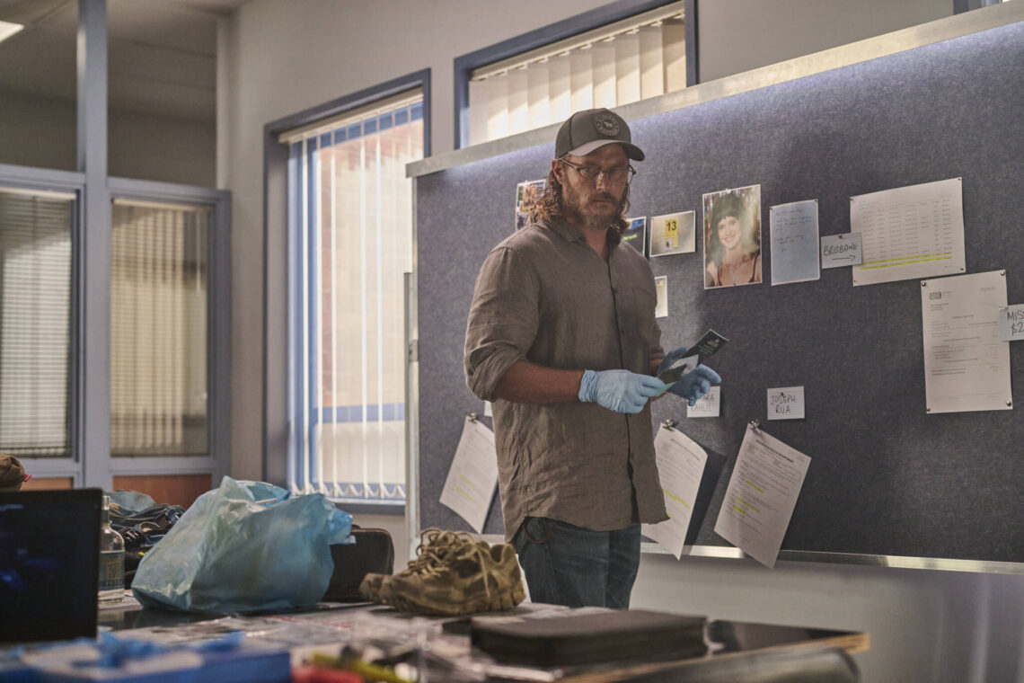 210324_BS_S2_EP01_KSKENNAR_0702_Cormack (Travis Fimmel) in police station