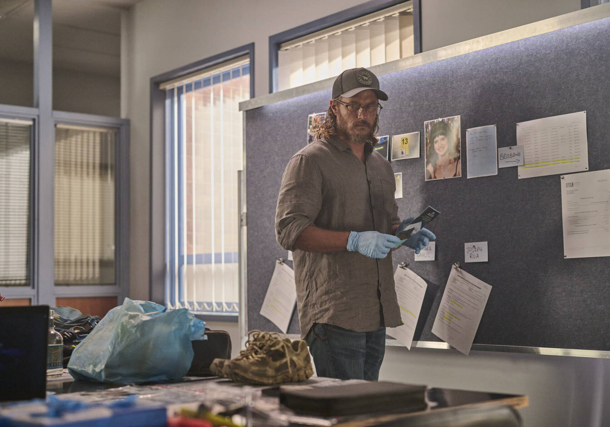 210324_BS_S2_EP01_KSKENNAR_0702_Cormack (Travis Fimmel) in police station